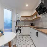Urban & Cozy In Apartment